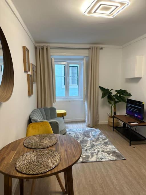 Stylish Renovated Apartment In Chiado ลิสบอน ภายนอก รูปภาพ