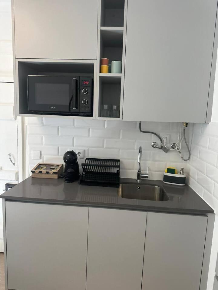 Stylish Renovated Apartment In Chiado ลิสบอน ภายนอก รูปภาพ