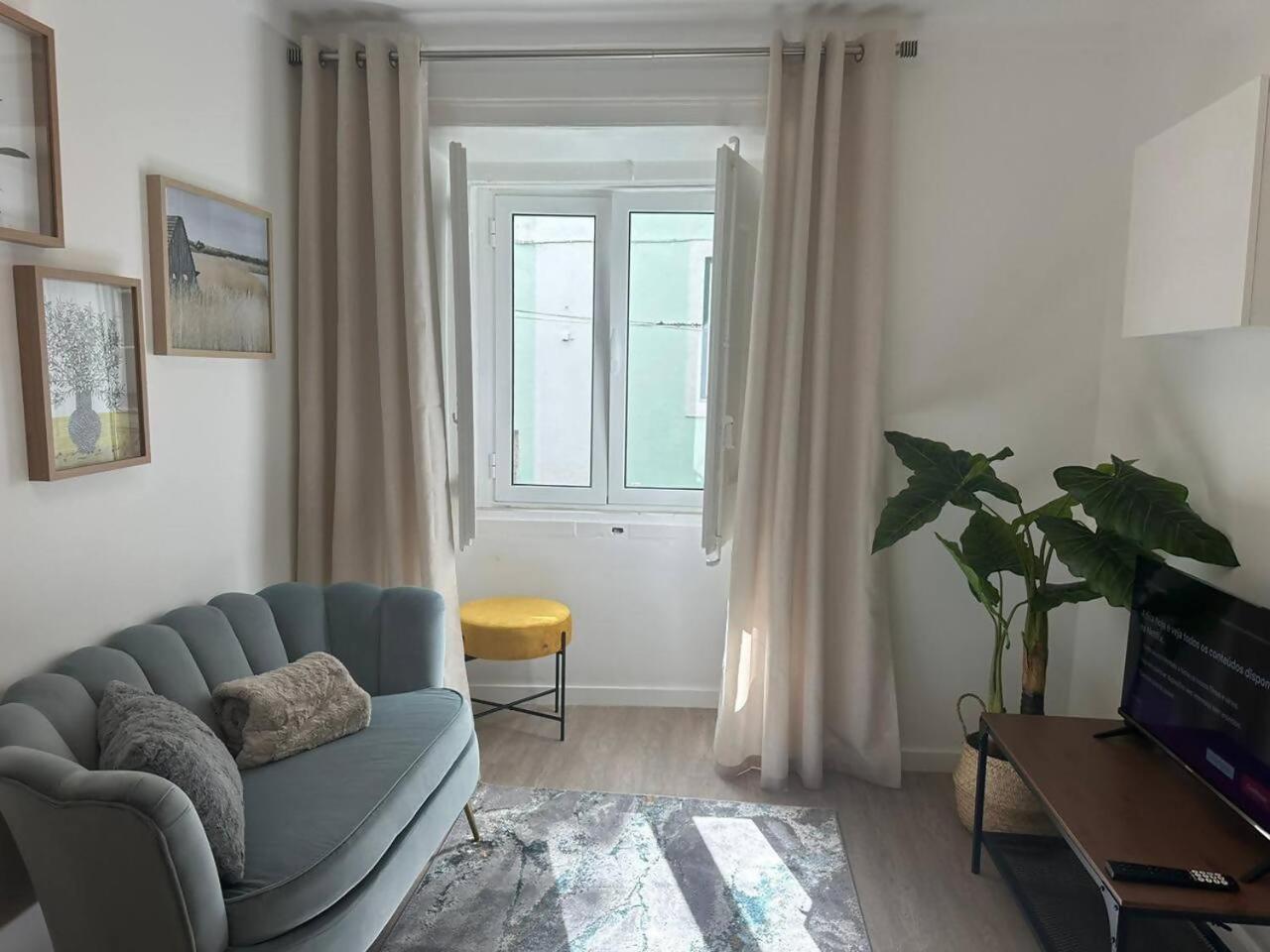 Stylish Renovated Apartment In Chiado ลิสบอน ภายนอก รูปภาพ